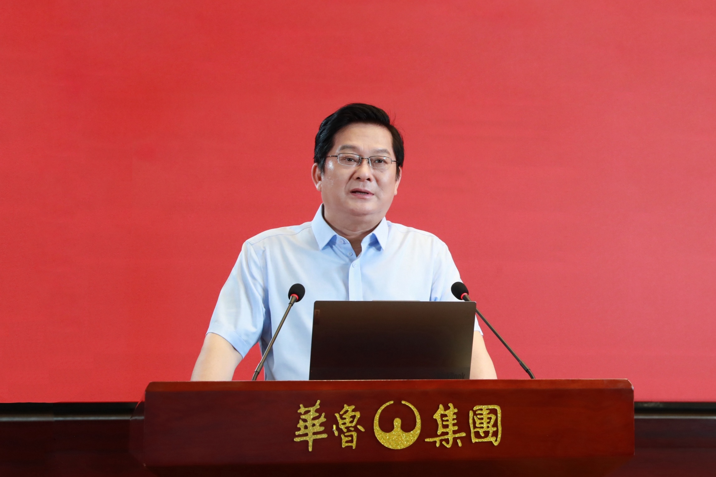 董事長樊軍出席會議.jpg